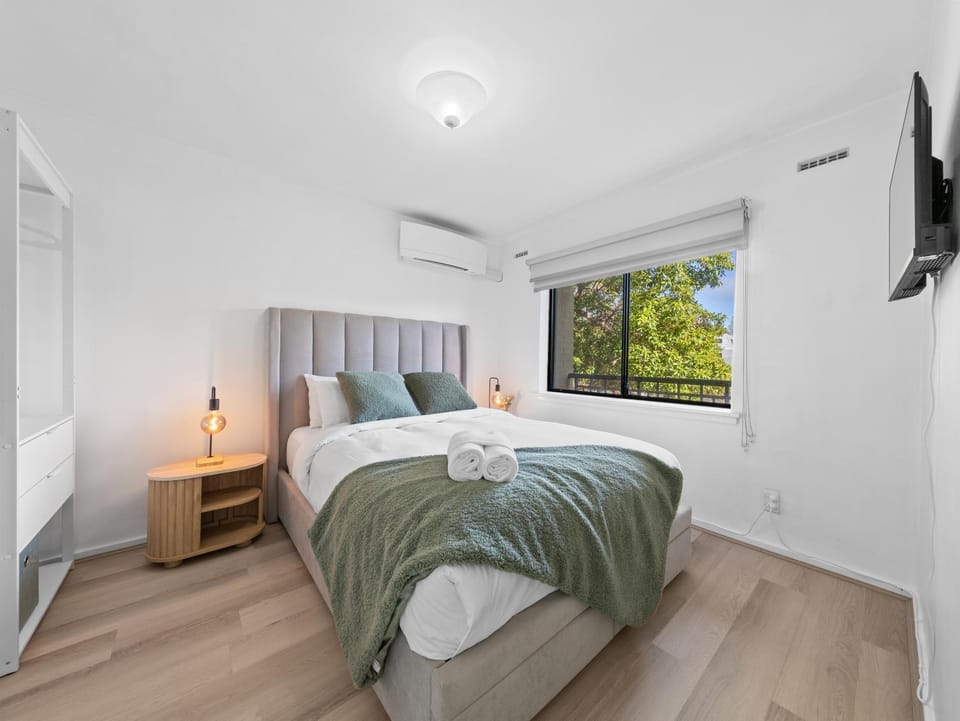 Bed, TV and multimedia, Photo of the whole room, Bedroom, towels, air conditioner