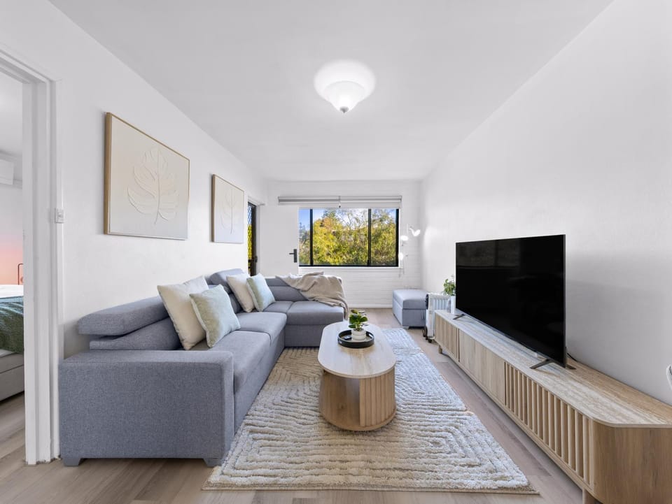 Communal lounge/ TV room, TV and multimedia, Living room, Seating area, Evening entertainment