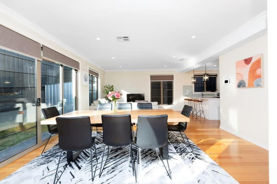Classic and luxuries Taste Glen Centre 4beds Home House in Glen Waverley
