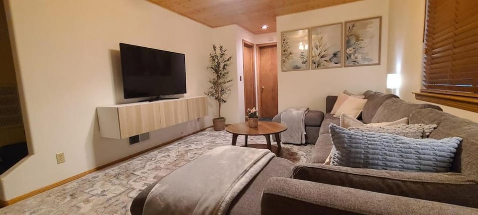 Communal lounge/ TV room, TV and multimedia, Living room, Seating area
