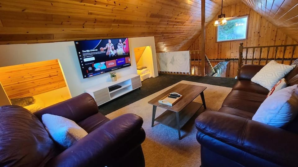 Communal lounge/ TV room, TV and multimedia, Living room, Seating area, Evening entertainment