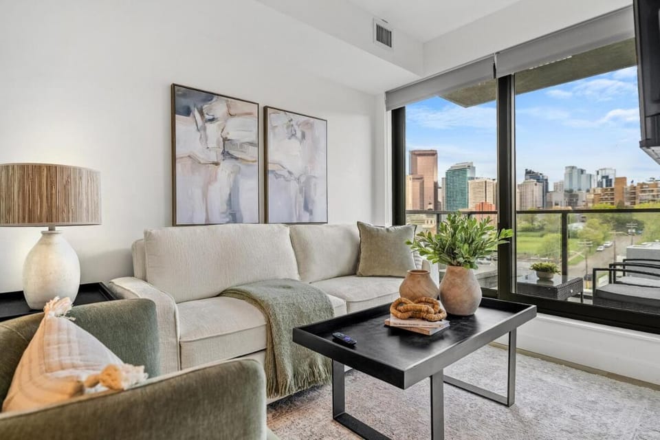 Calgary Tower View with Rooftop Patio & UG Parking Apartment in Calgary