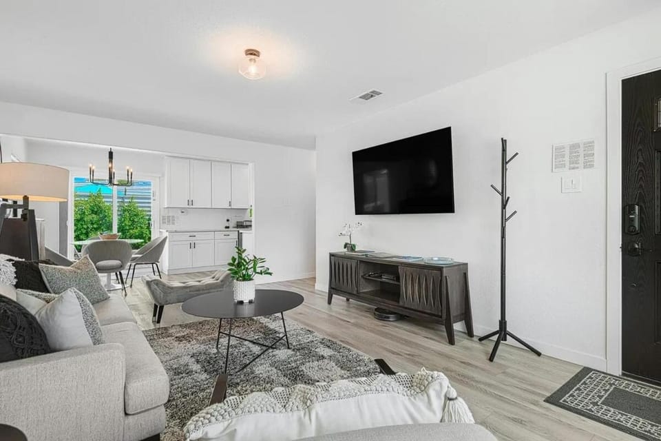 Cozy Cortez - Saltwater Pool & Spa Near Downtown House in Palm Springs
