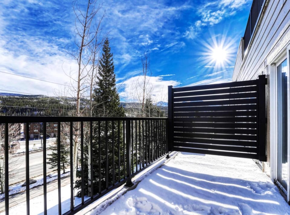 Crestview Place Mountain View Balcony & Shuttle House in Fraser