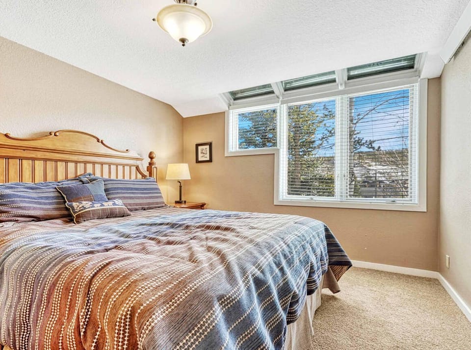 Crestview Place Mountain View Balcony & Shuttle House in Fraser
