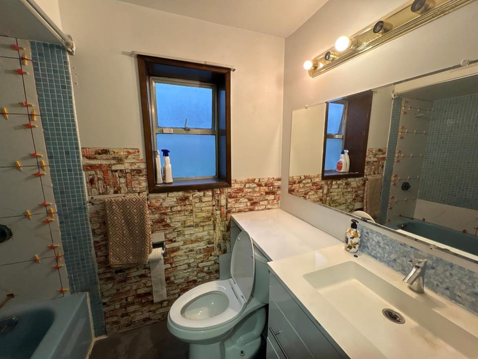 Marine Drive Guest House- Airport 10 Min, BC Place 15 Min - Free Parking Vacation rental in Vancouver