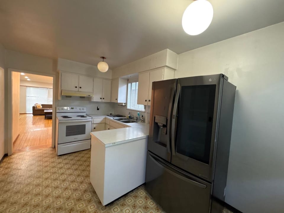 Marine Drive Guest House- Airport 10 Min, BC Place 15 Min - Free Parking Vacation rental in Vancouver