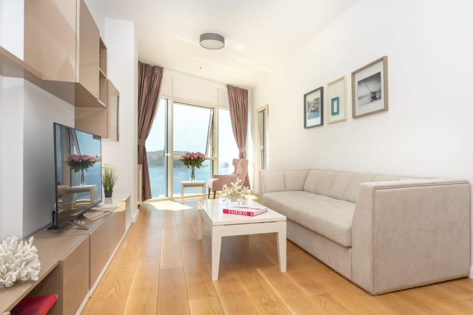 Tre canne sea view flat with parking & pool Apartment in Budva