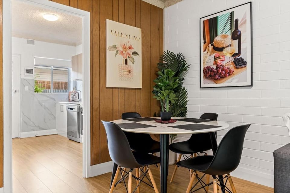 Stylish 2 Bedroom Retreat - 10 mins to City, Beach and Adelaide Oval Apartment in Adelaide
