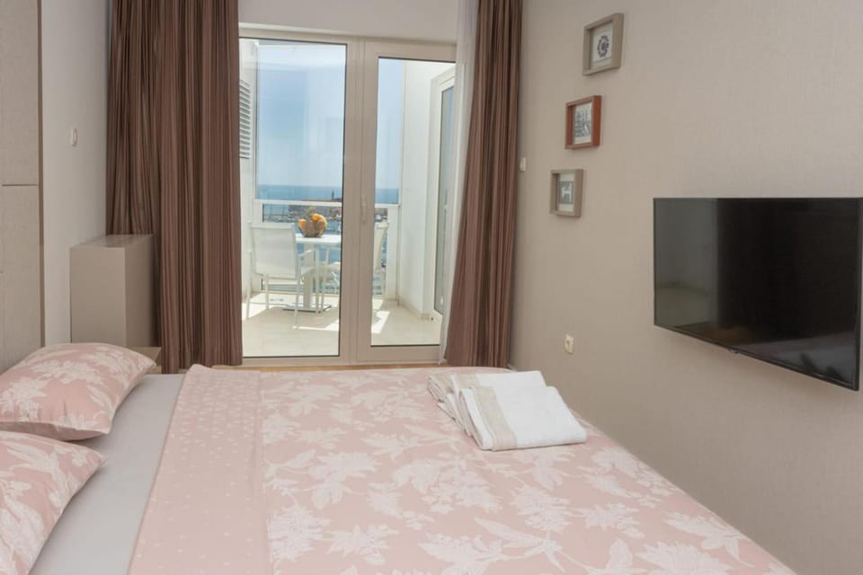 Tre canne sea view flat with free parking& pool Apartment in Budva