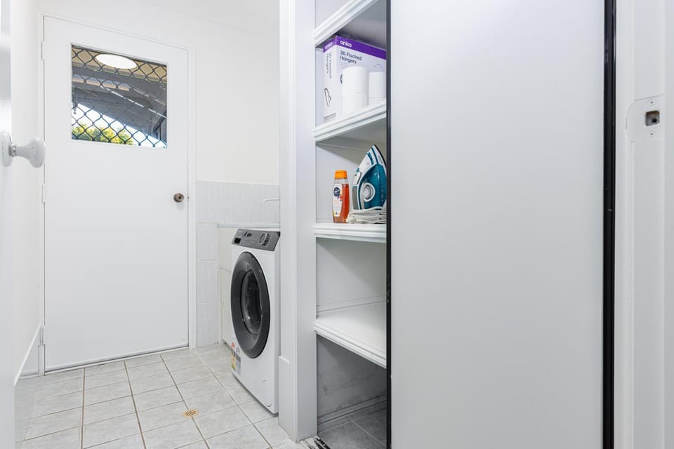 Coastal Retreat 4BR 2BA with Pool & Courtyard House in Redland Bay