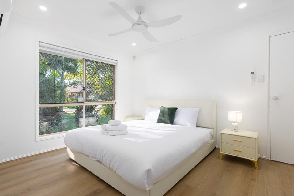 Coastal Retreat 4BR 2BA with Pool & Courtyard House in Redland Bay