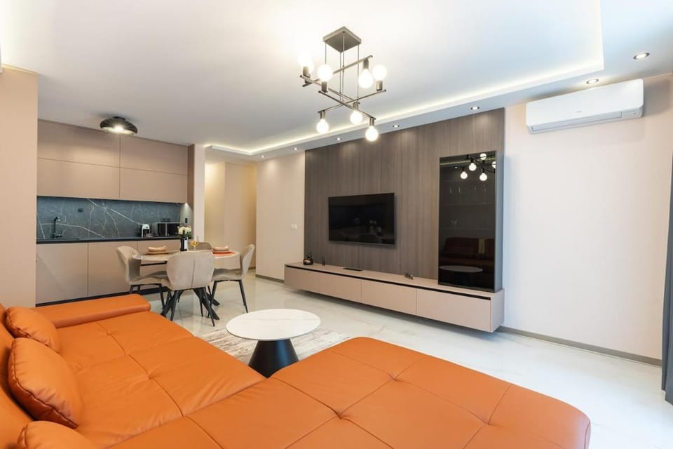 Communal lounge/ TV room, TV and multimedia, Kitchen or kitchenette, Living room, Seating area, Dining area, air conditioner