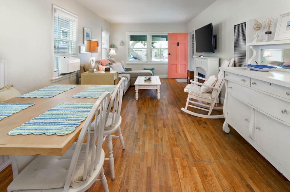 Charming Beach Bungalow House in Seal Beach