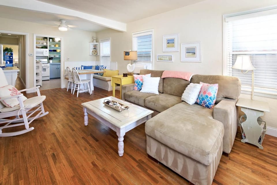 Charming Beach Bungalow House in Seal Beach
