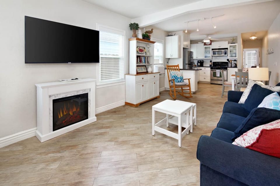 Cozy Beach Bungalow House in Seal Beach
