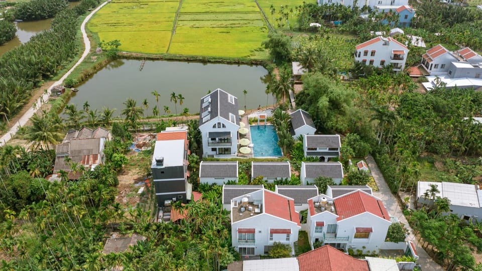 Property building, Natural landscape, Bird's eye view, Lake view, Pool view