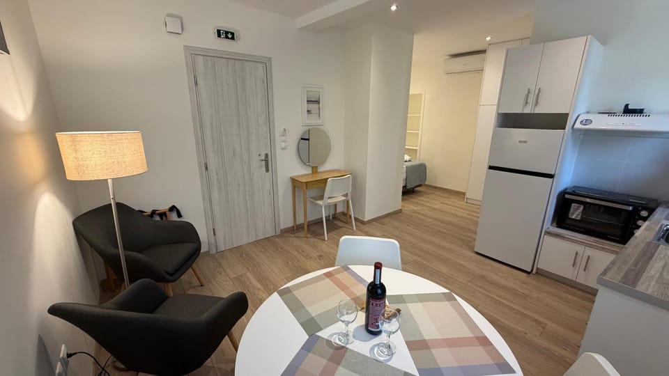 Kitchen or kitchenette, Seating area, Dining area