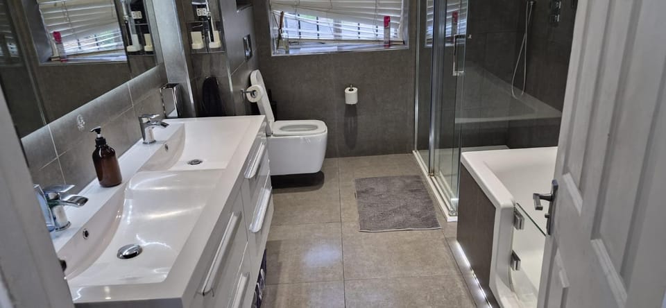 Shower, Toilet, Bathroom, Bath, towels
