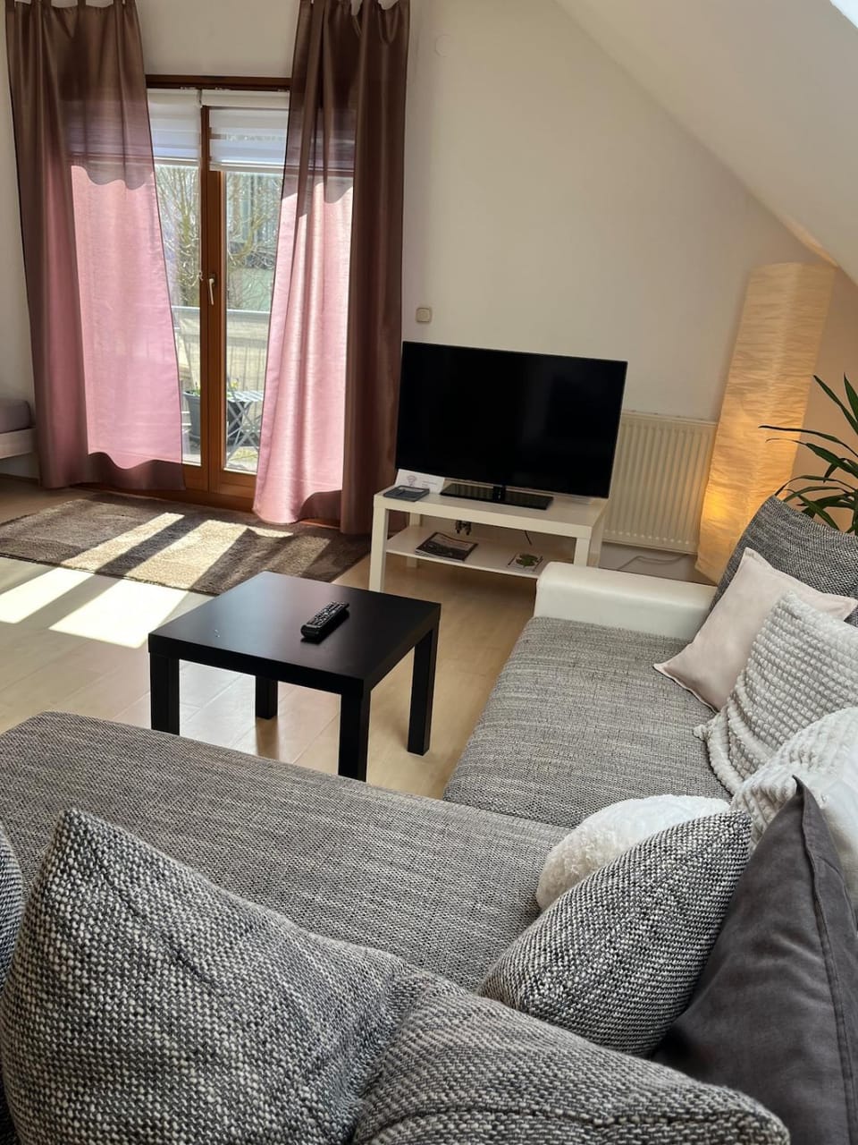 TV and multimedia, Living room, Seating area, Bedroom