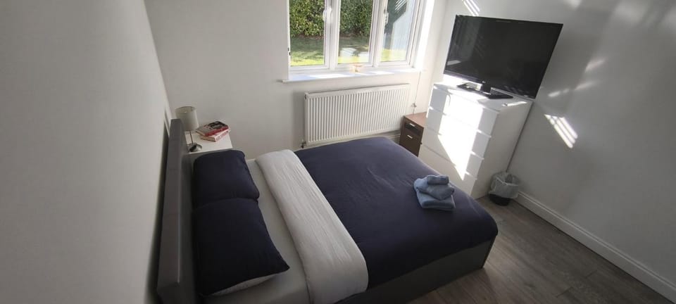 Communal lounge/ TV room, Bed, TV and multimedia, Decorative detail, Bedroom