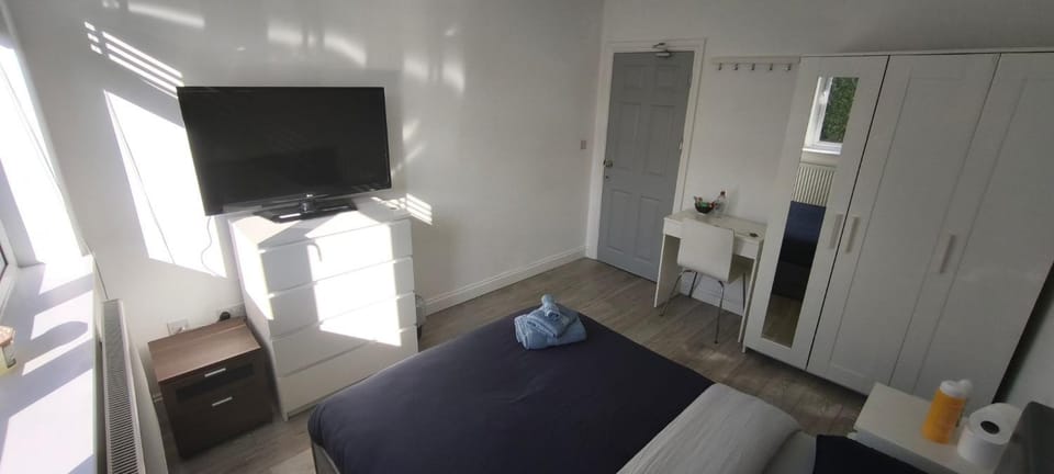 Communal lounge/ TV room, Bed, TV and multimedia, Bedroom
