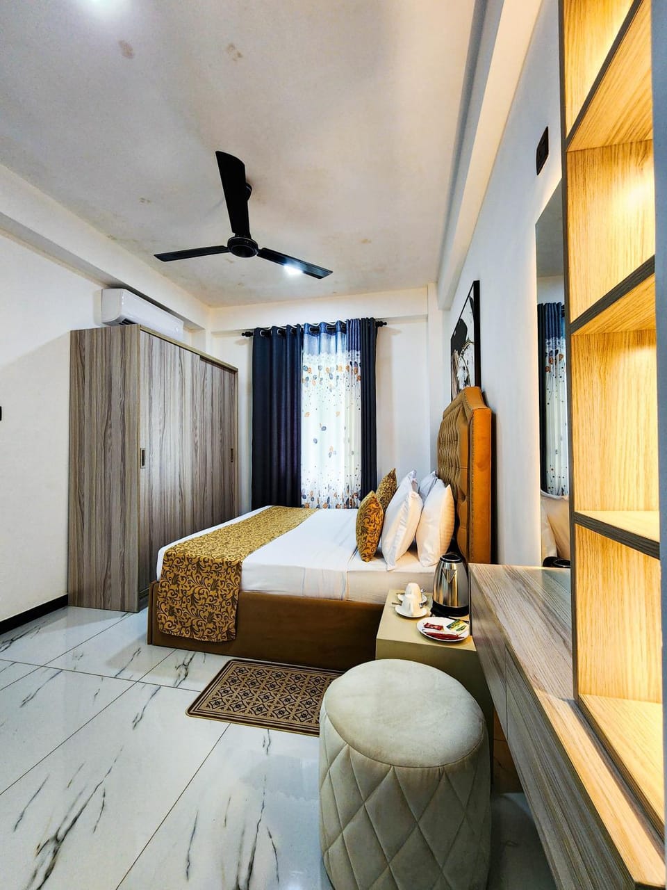 Bed, Photo of the whole room, wardrobe, air conditioner