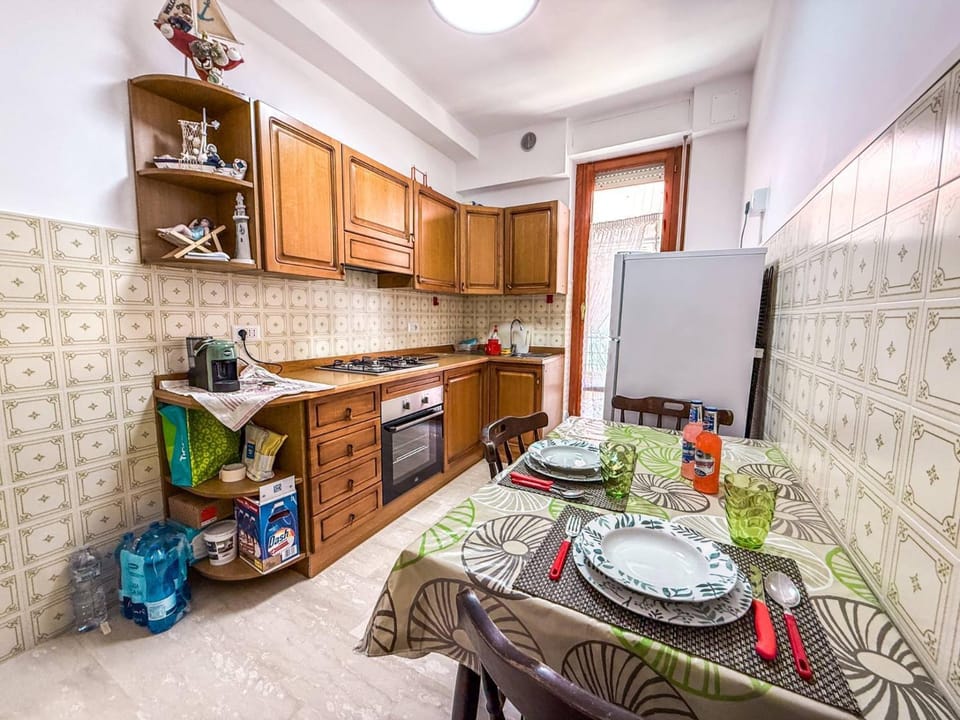 Kitchen or kitchenette, Dining area, oven, stove