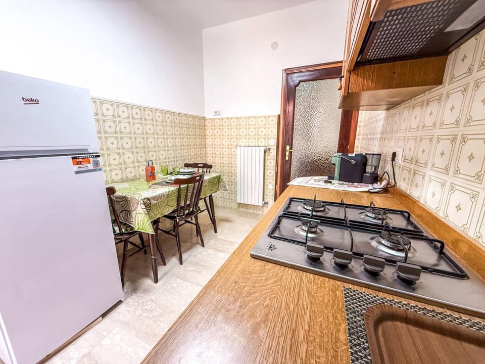 Kitchen or kitchenette, Dining area, stove