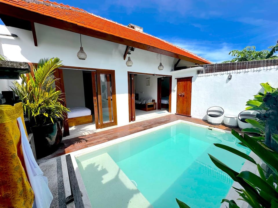 Property building, Day, Pool view, Swimming pool