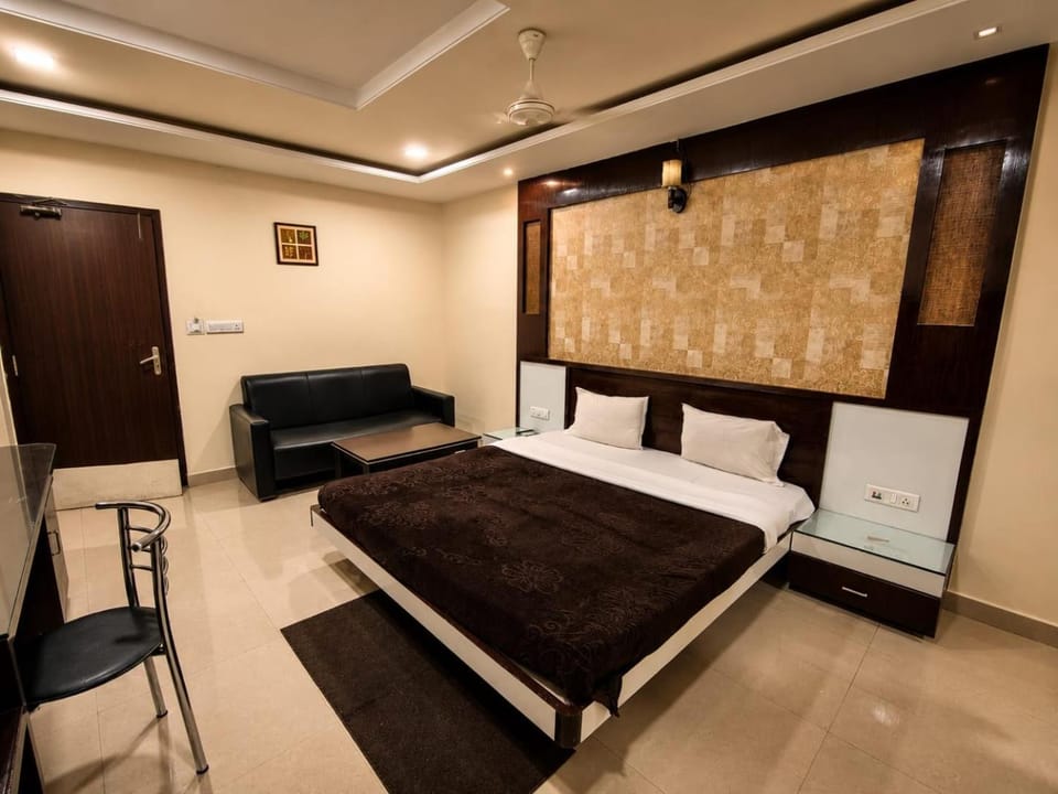 Bed, TV and multimedia, Photo of the whole room, Seating area, Bedroom