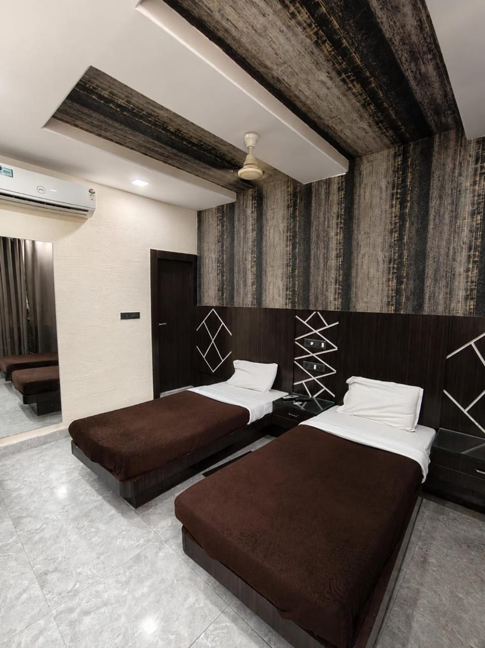 Bed, Photo of the whole room, Seating area, Bedroom
