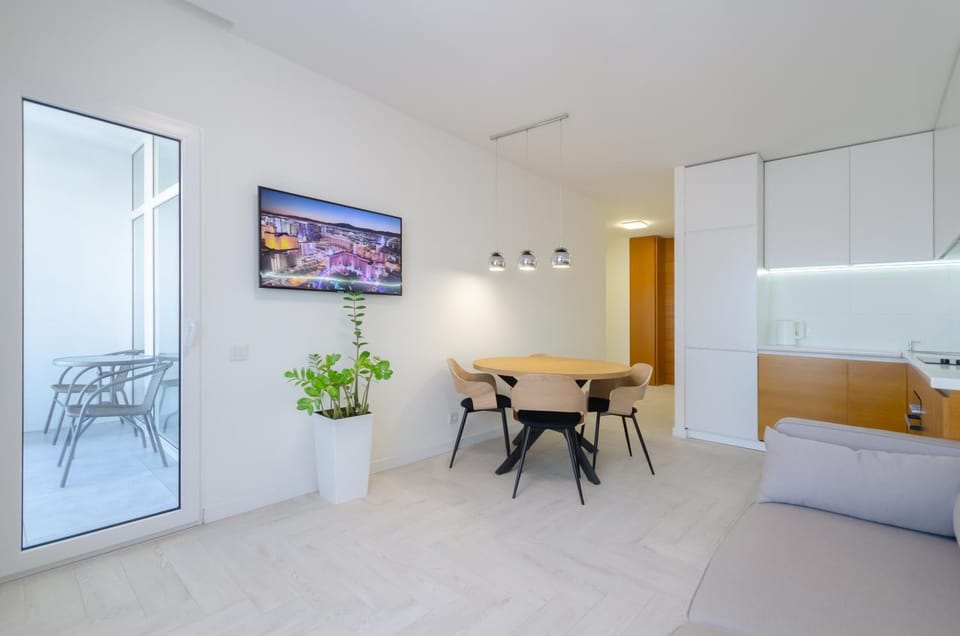 TV and multimedia, Living room, Seating area, Dining area