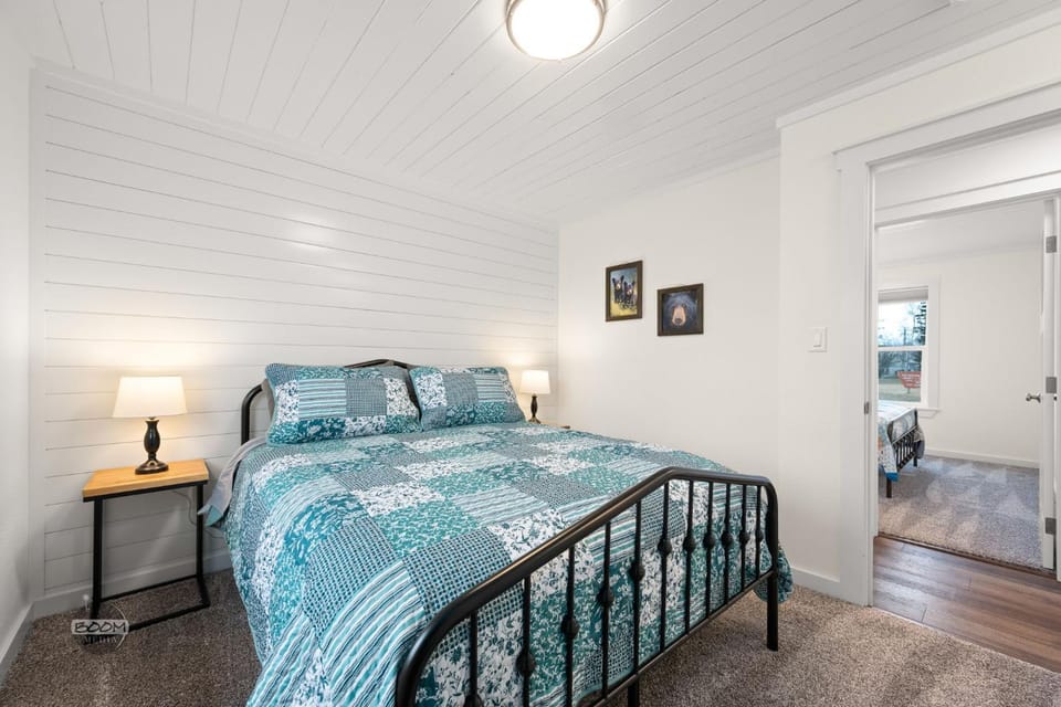 Adorable Downtown Cottage - Walk to Shops & Cafes House in Palmer