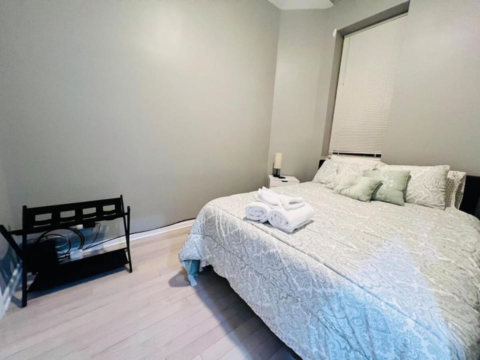 Modern Home 4BR-3BA near Public Transit and WFH Apartment in Chicago