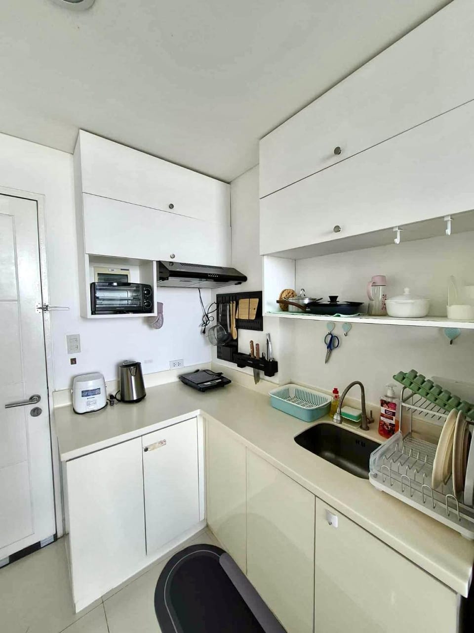 Kitchen or kitchenette, dishwasher, toaster