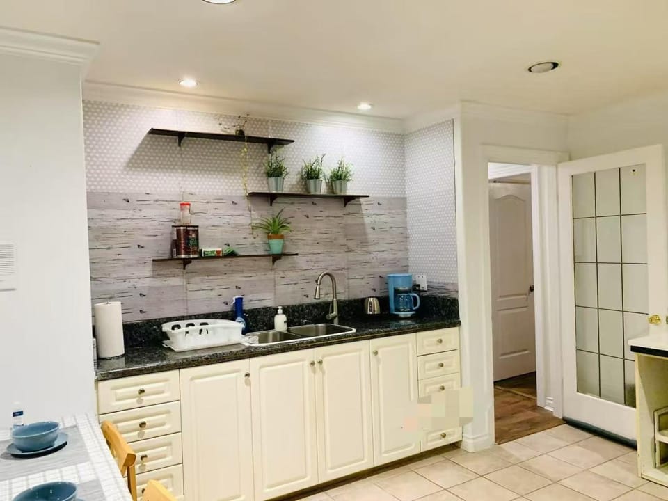 Mary'S 2BR EASY YVR DOWNTOWN UBC Apartment in Vancouver