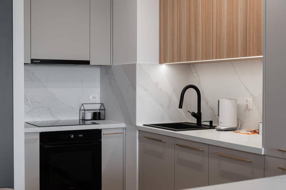 Coffee/tea facilities, Kitchen or kitchenette, stove