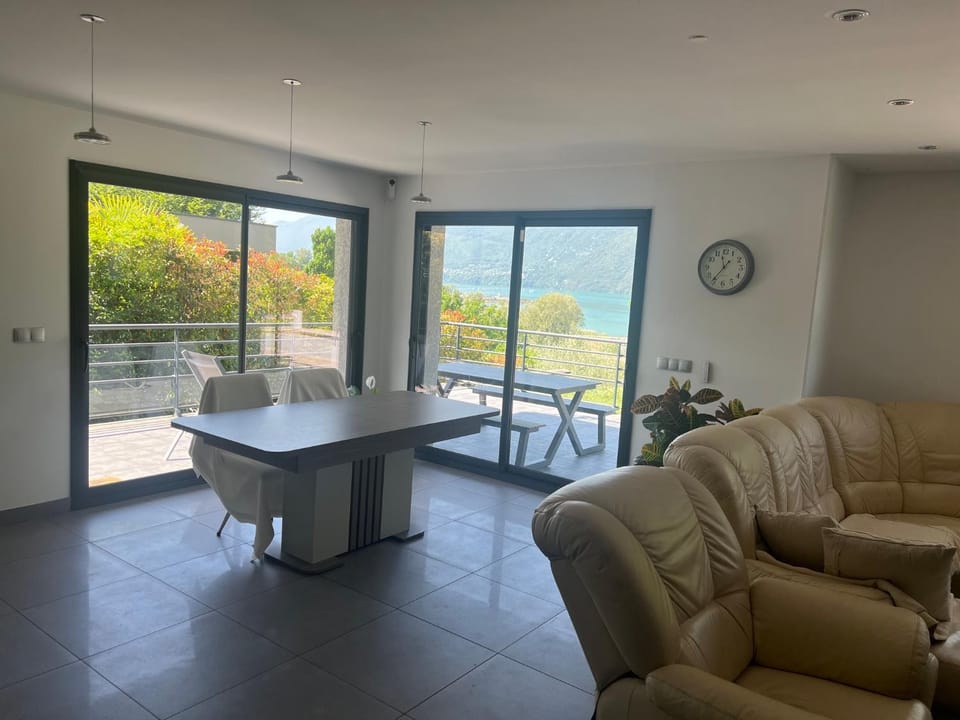 Rez-de-chaussée de notre villa vue sur lac Apartment in Aix-les-Bains