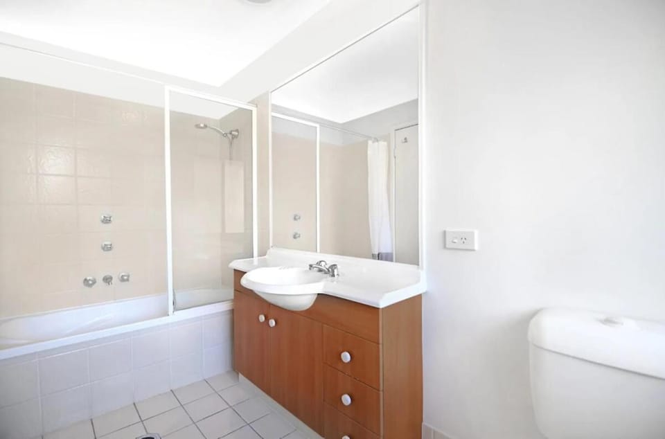 ROOM with Private Bathroom, Pool, Gym, Sauna - Shared Accommodation in Arundel, Goldcoast Bed and Breakfast in Arundel