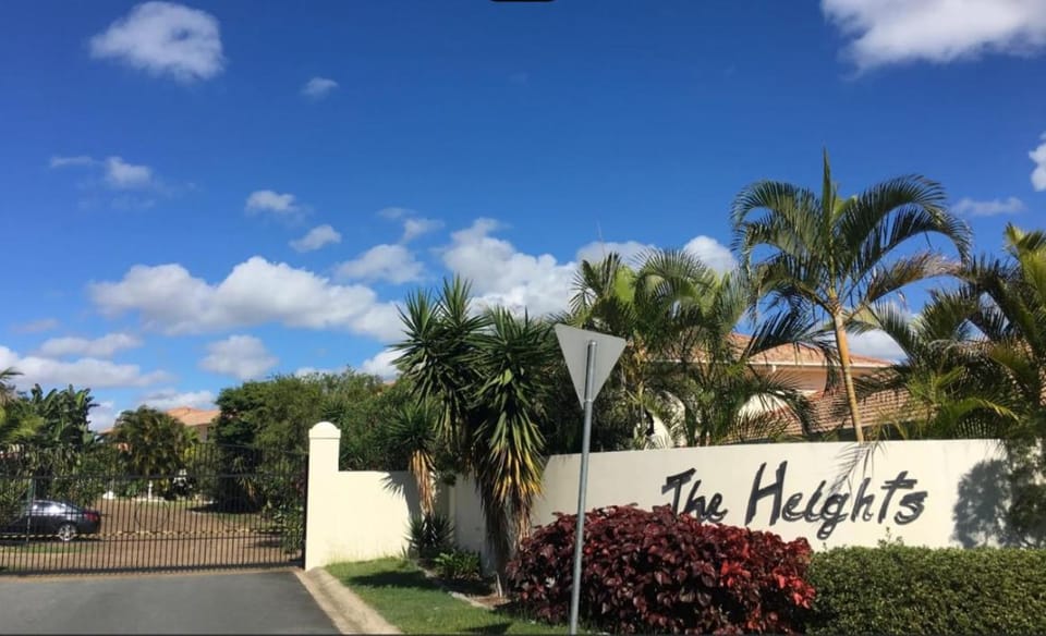 ROOM with Private Bathroom, Pool, Gym, Sauna - Shared Accommodation in Arundel, Goldcoast Bed and Breakfast in Arundel