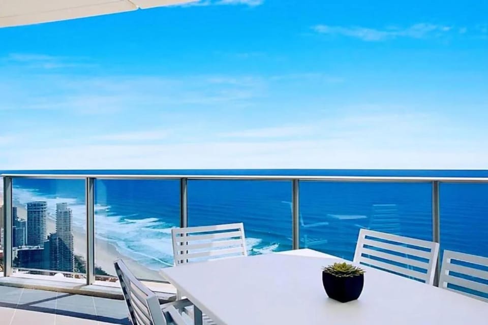 Luxurious 2 Bedroom Apartment - Ocean View Apartment in Surfers Paradise