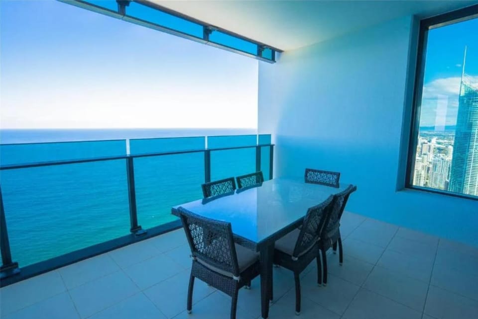 Luxurious 2 Bedroom Apartment - Ocean View Apartment in Surfers Paradise