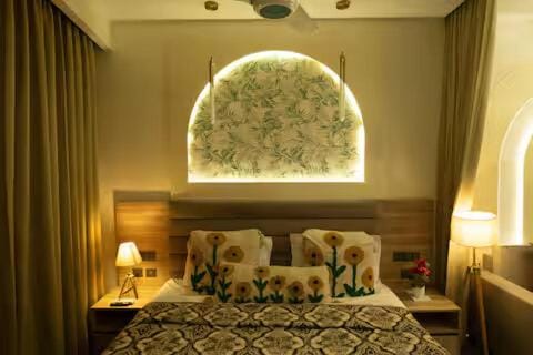 Luxury Studio with Balcony & City View, Noida Apartment in Noida
