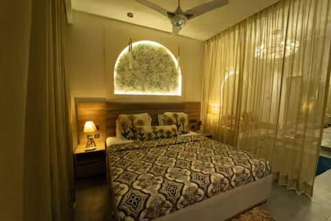 Luxury Studio with Balcony & City View, Noida Apartment in Noida