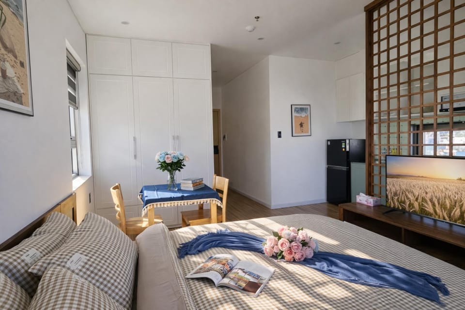 Bed, TV and multimedia, Kitchen or kitchenette, Living room, Seating area, Bedroom, wardrobe