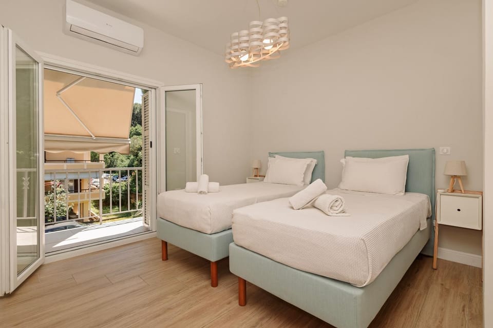 Bed, View (from property/room), Balcony/Terrace, Photo of the whole room, Bedroom, internet, towels, air conditioner