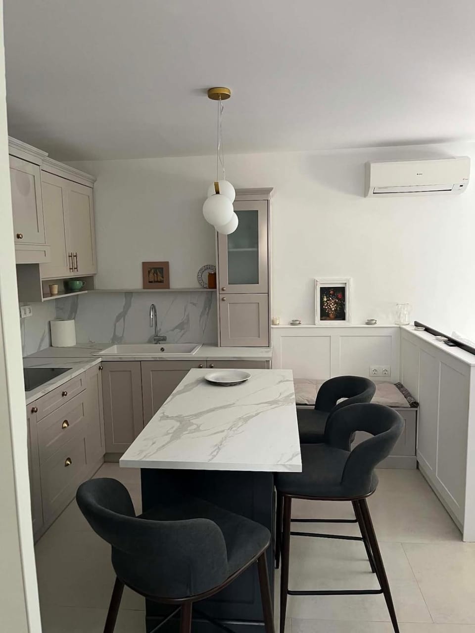 Kitchen or kitchenette, Dining area