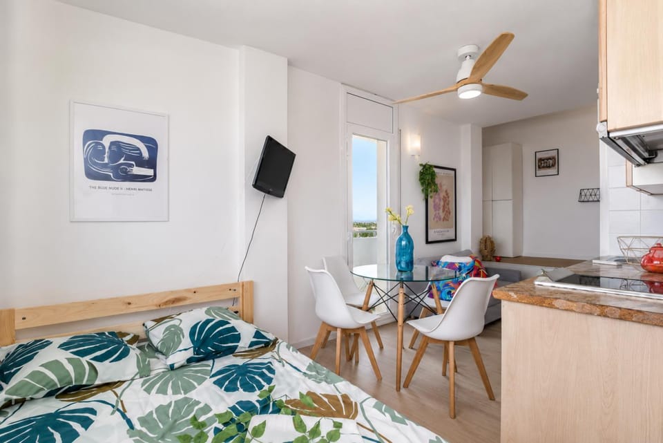 Bed, Living room, Photo of the whole room, Seating area, Dining area, Bedroom, minibar, pet friendly, stove