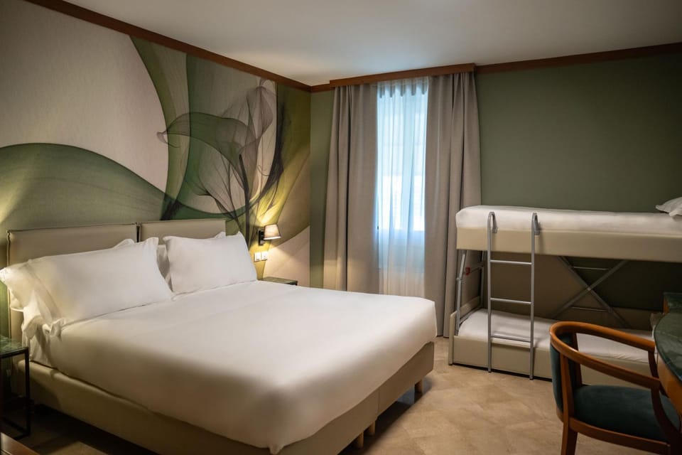 Bedroom, bunk bed